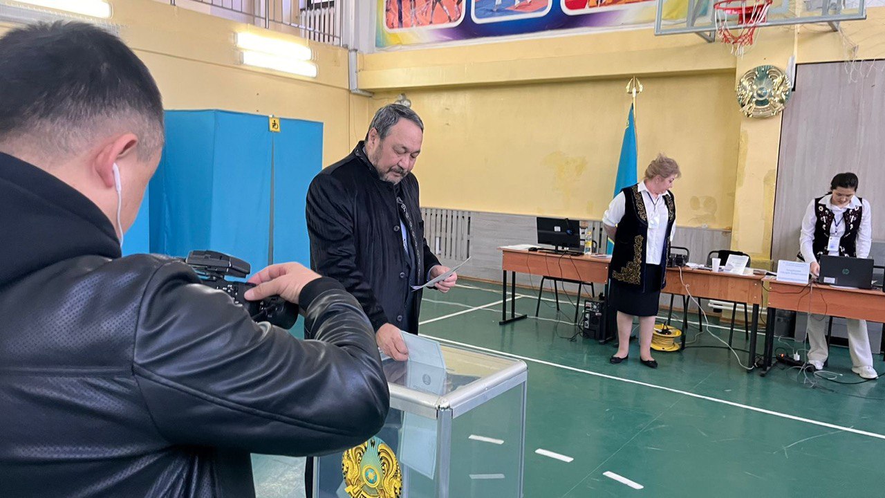 Almatyda akter Baıǵalı Esenálıev daýys berdi