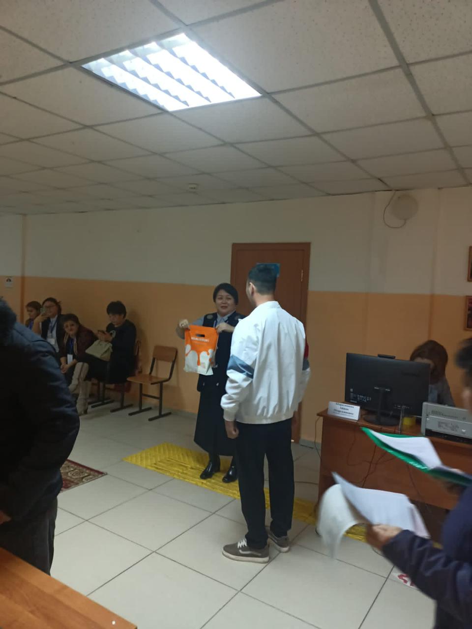 Almatyda alǵashqy daýys berýshilerge syılyqtar berildi