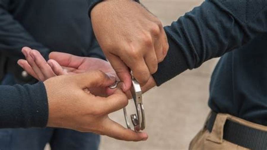 Mańǵystaý oblysynda eki qyzdy zorlaǵan er adam terezeden sekirip ketti