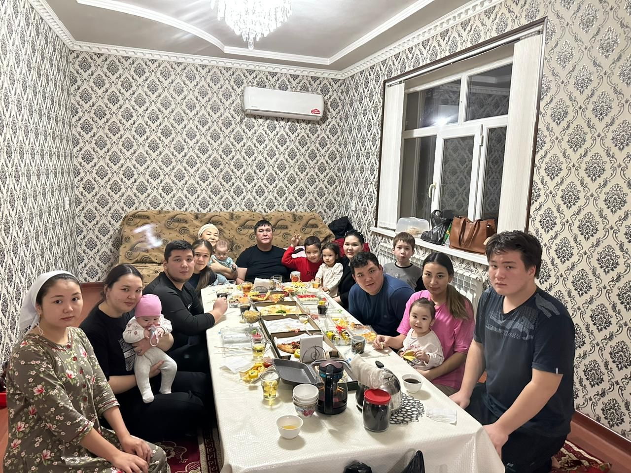 Bes balany baýyryna basqan ana