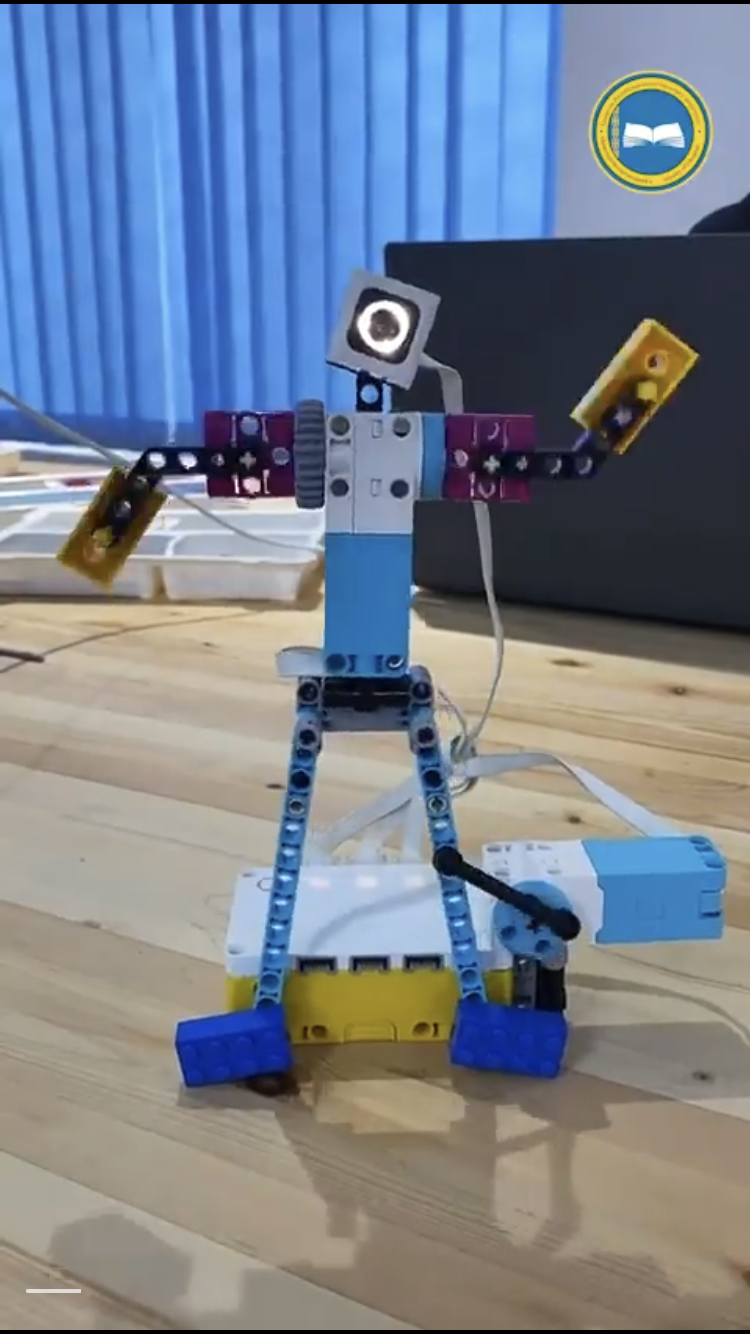 Kentaýlyq oqýshy «Qara jorǵa» bıleıtin robot jasap shyqty