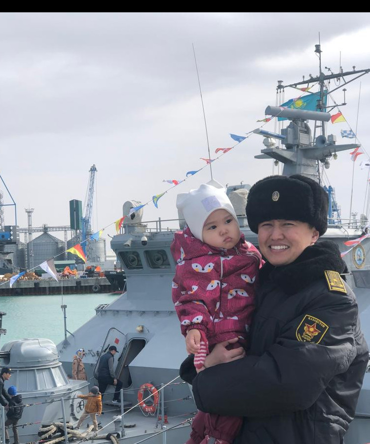 Kók teńizge kóz tikken