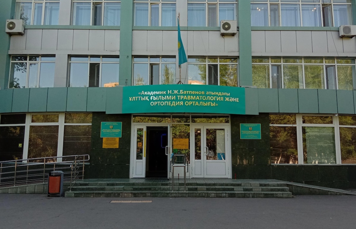 Týmysynan júrmegen qyzdy aıaǵyna turǵyzdy