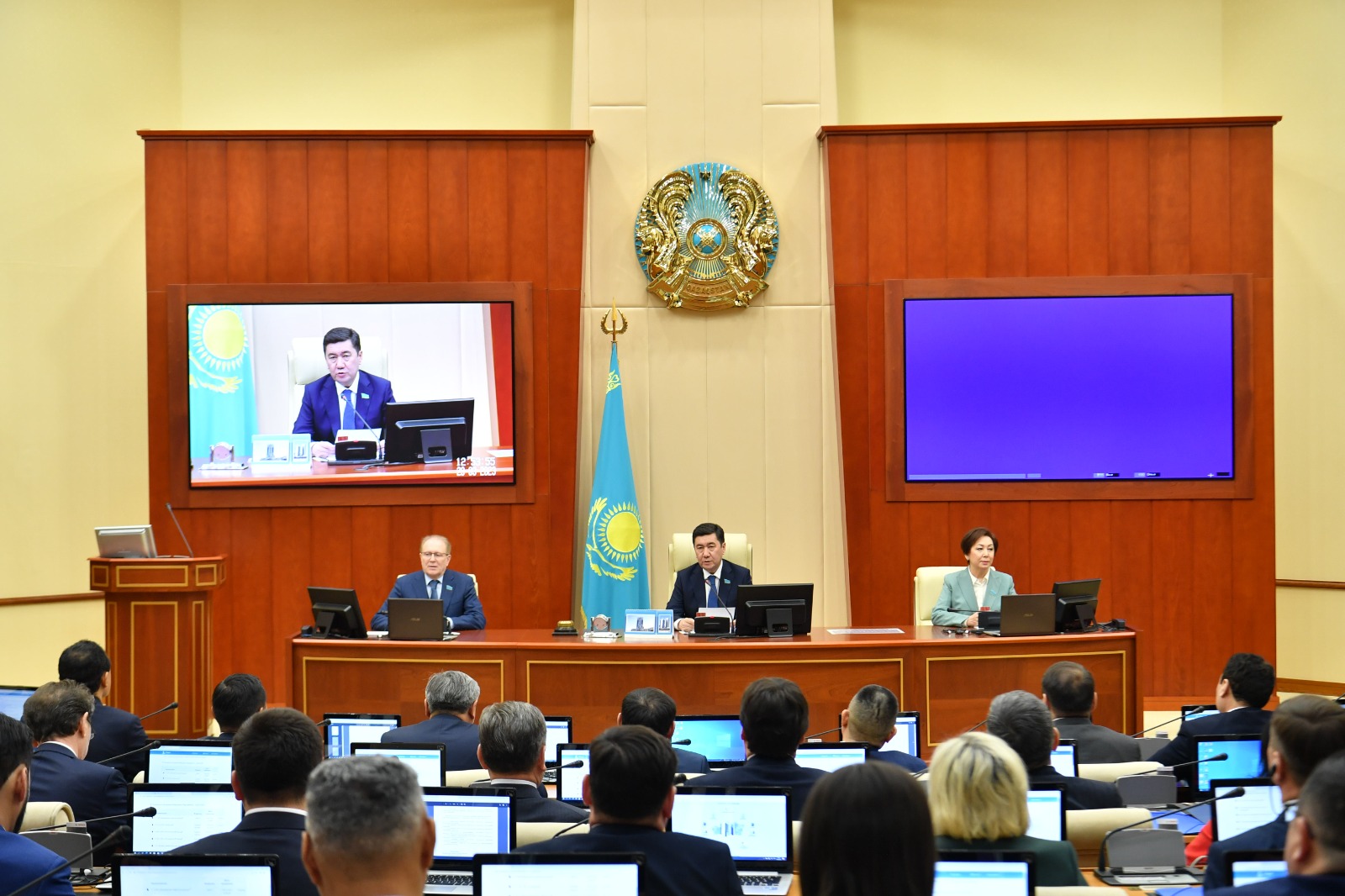 VIII shaqyrylym: Májilistiń alǵashqy otyrysy