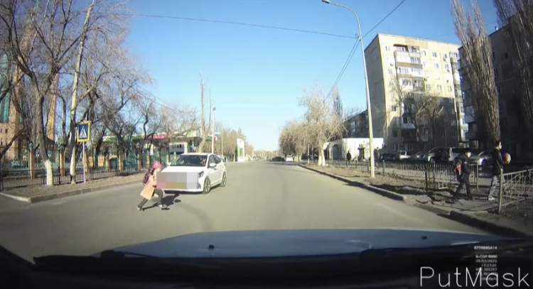 Pavlodarda oqýshy qyzdy eki ret kólik qaǵyp kete jazdady