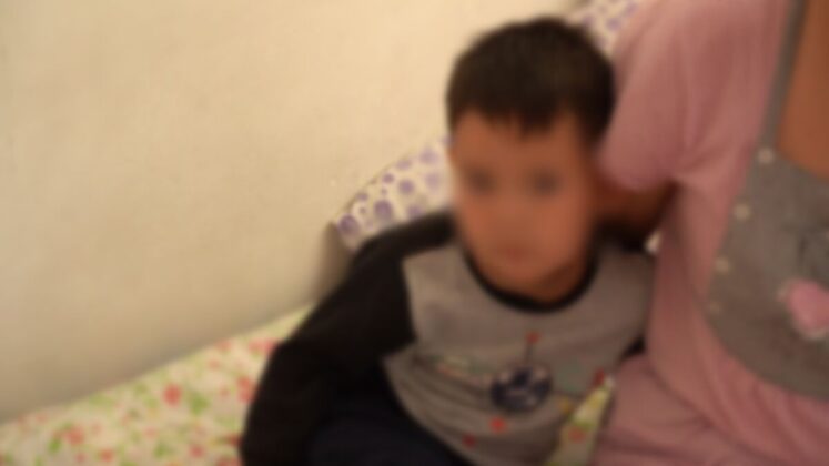 Shymkentte 3 jasar bala kólikke arnalǵan suıyqtyq iship qoıǵan