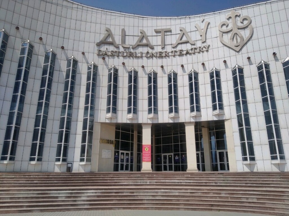 Ymdaý tilindegi alǵashqy spektakl