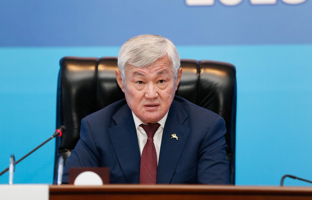 Berdibek Saparbaev oqytýshylyq qyzmetke kiriskenin aıtty