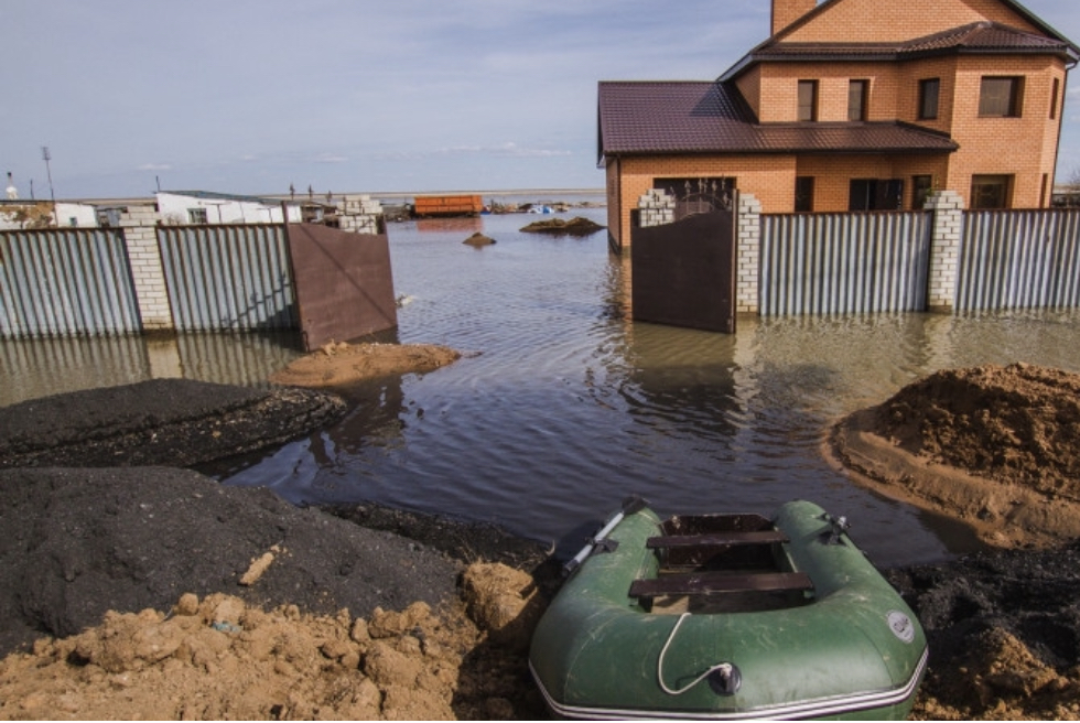 Aqtóbe oblysynda sý tasqynynan zardap shekken 11 otbasyǵa kómek kórsetildi