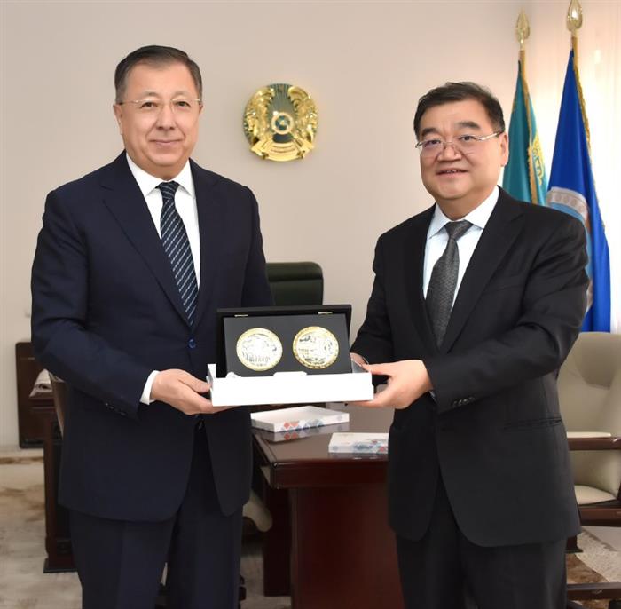 QazUÝ men SNPC munaı kompanııasymen seriktestikke qol qoıdy