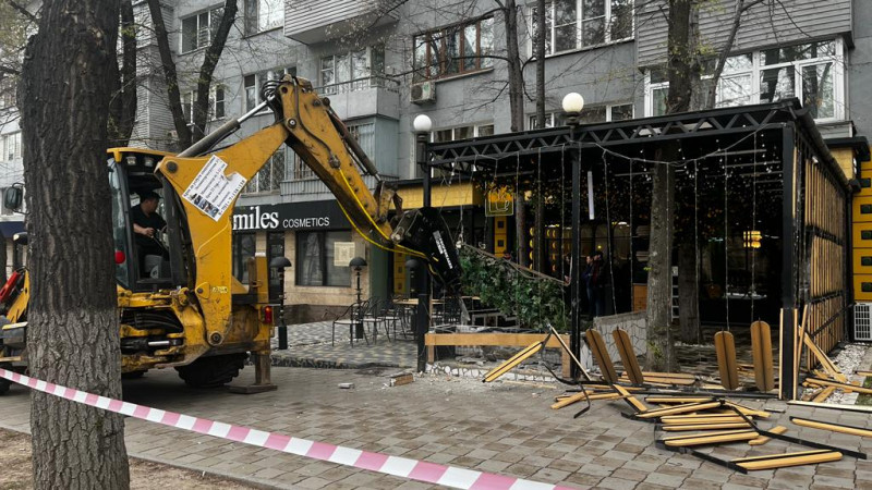 Almatyda taǵy bir dámhananyń terrasasy súrildi