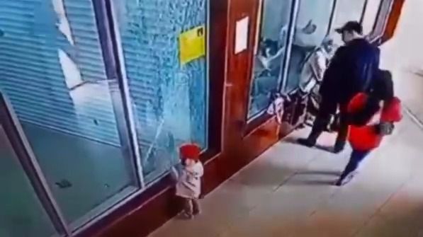 Haıýanattar baǵynda kishkentaı qyz syndyrǵan áınekti demeýshi tóleıtin boldy