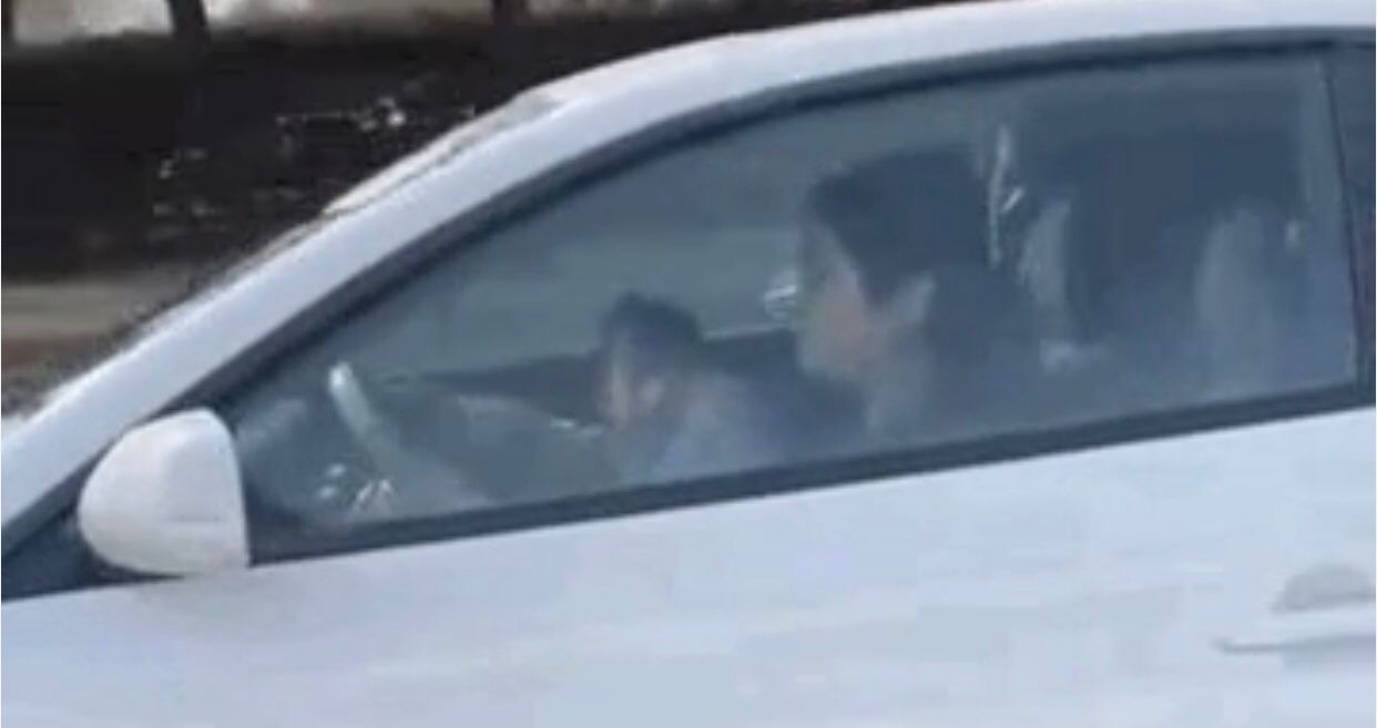 Almatyda balasyn aldyna alyp kólik tizgindegen áıel jazalandy