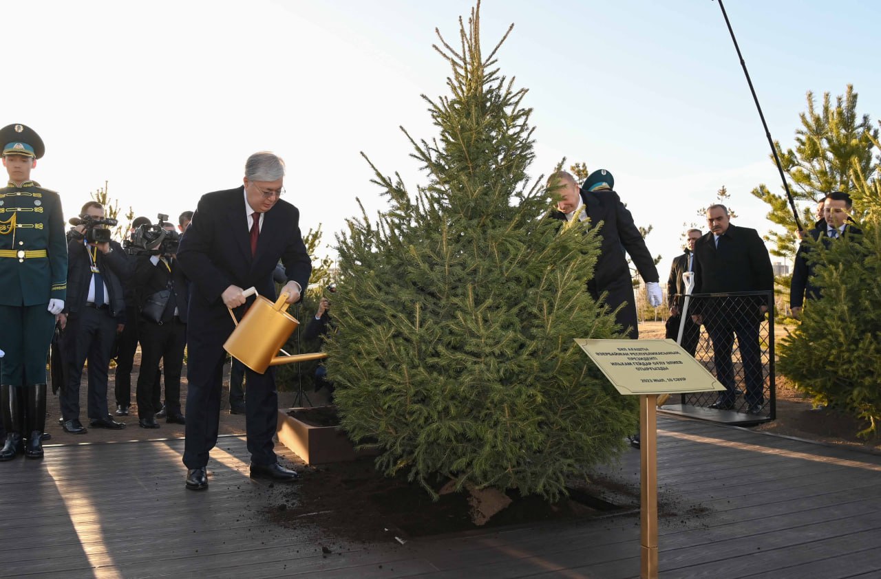 Qasym-Jomart Toqaev pen Ilham Álıev aǵash otyrǵyzdy