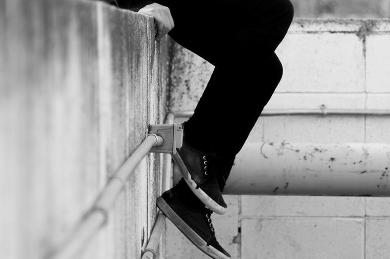 Polıseıler kópirden sekirmek bolǵan áıeldi qutqaryp qaldy