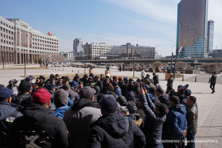 Altaı Kólginov Astanada jınalǵan jańaózendik jumysshylar jaıly pikir bildirdi