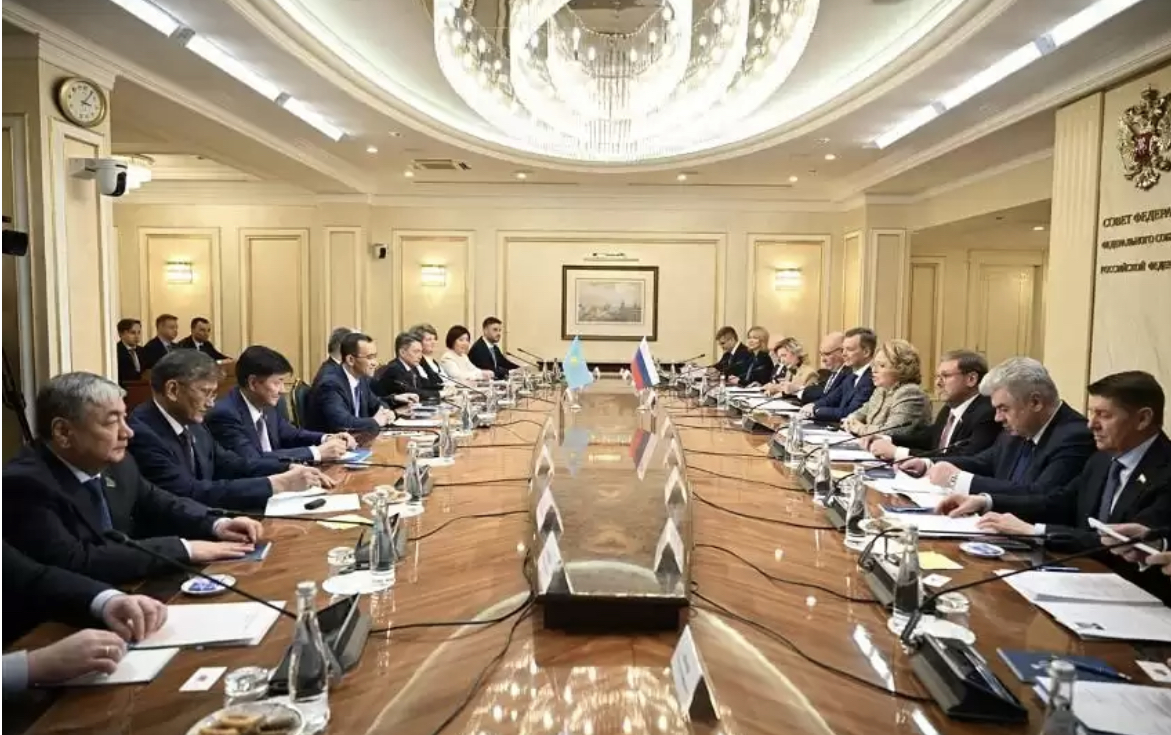 Máýlen Áshimbaev bastaǵan bir top depýtat resmı saparmen Reseıge bardy