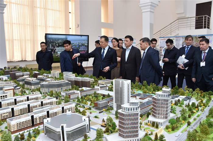 Ýnıversıtet jumysymen tanysty