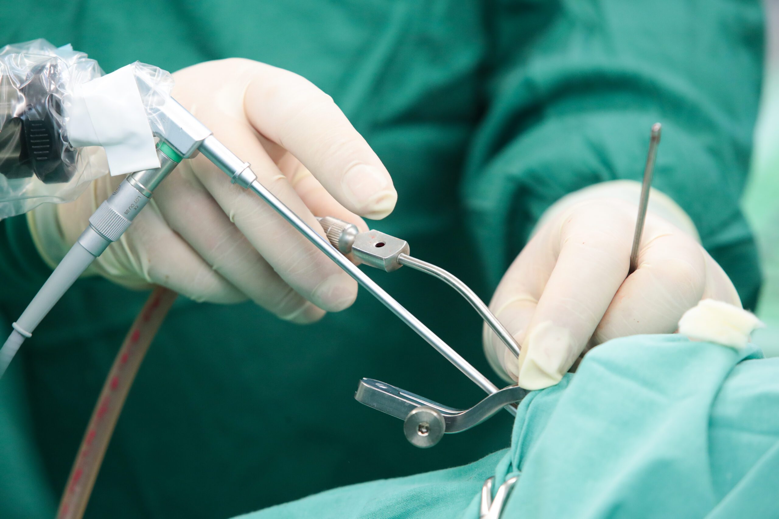 10 jasar balanyń mıynan birneshe qurt alyndy