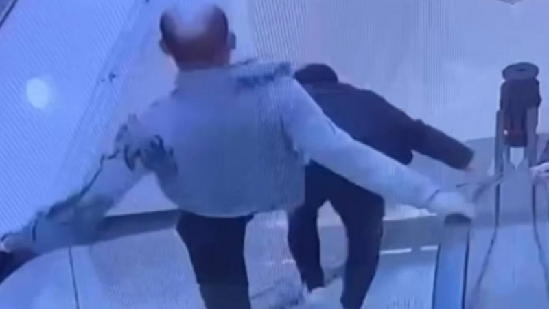Qaraǵandyda er adam eskalatorda turǵan jigitti teýip qulatty