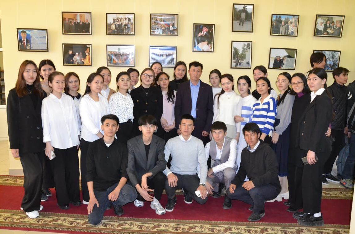 Qadyr aqyndy qasterledi