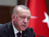 О́zin jaısyz sezingen Erdoǵan tikeleı efırdegi suhbatyn toqtatty