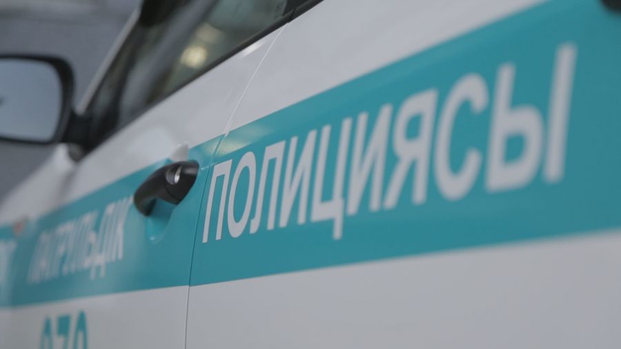 Almatyda artqa qaraı júrgen nómirsiz kóliktiń ıelerine aıyppul salyndy