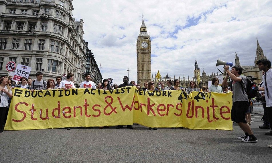 Anglııada muǵalimder sherýge shyǵyp, 11 myńdaı oqýshy sabaqqa barmady