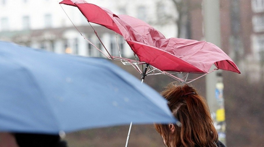 Elimizdiń basym bóliginde jel kúsheıip, jaýyn jaýady