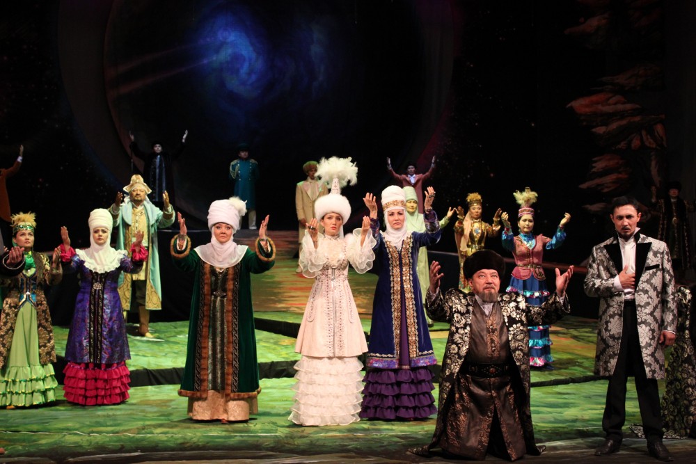 Astanada Áýezov teatrynyń spektaklderi qoıylady