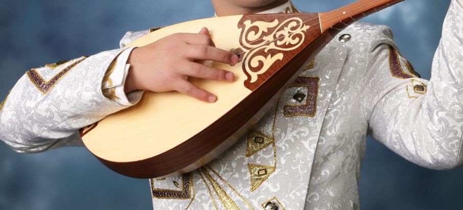 Reseı dombyrashylary Qurmanǵazynyń «Adaı» kúıin oryndady