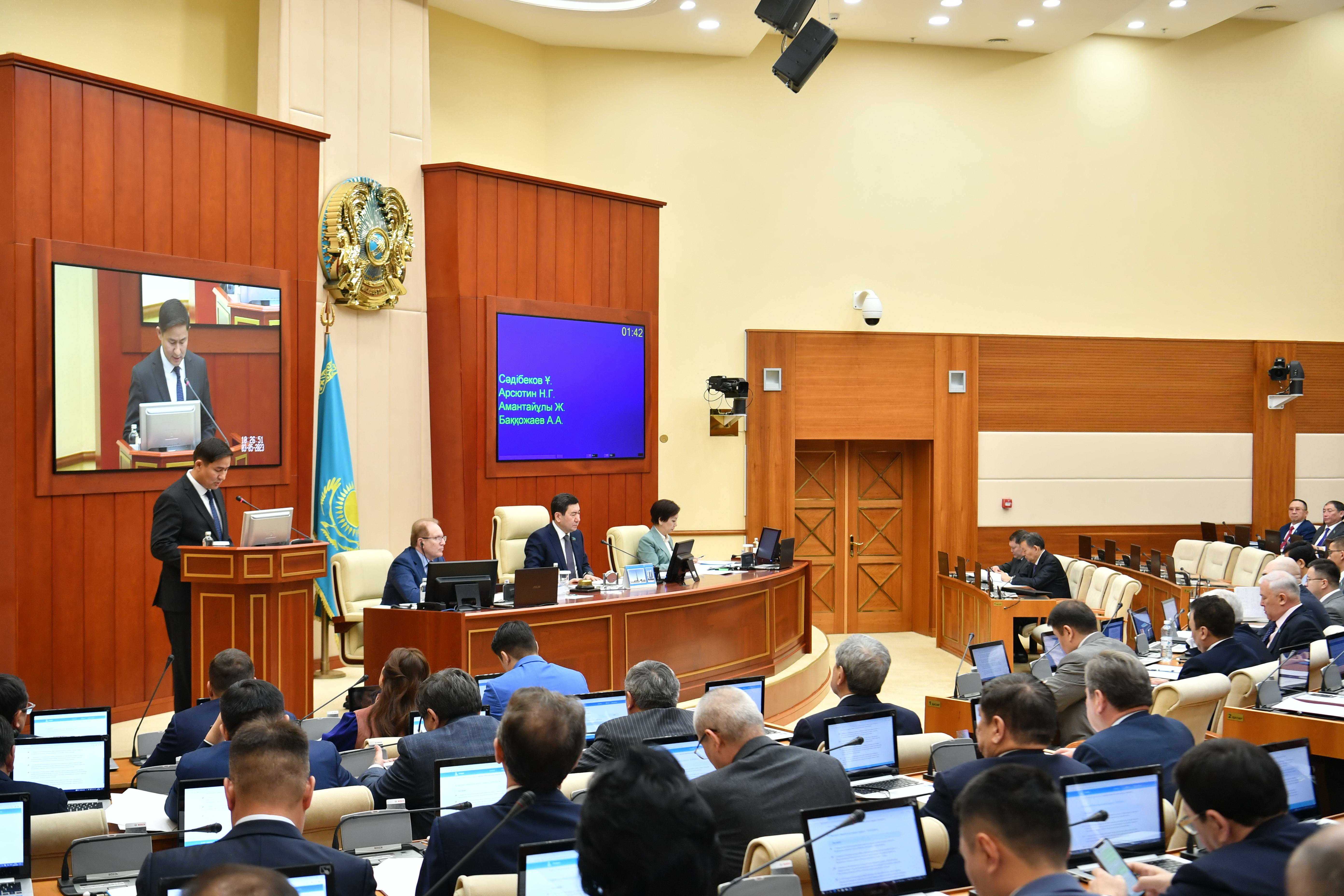 Bankti emes, halyqty oılaıtyn kez