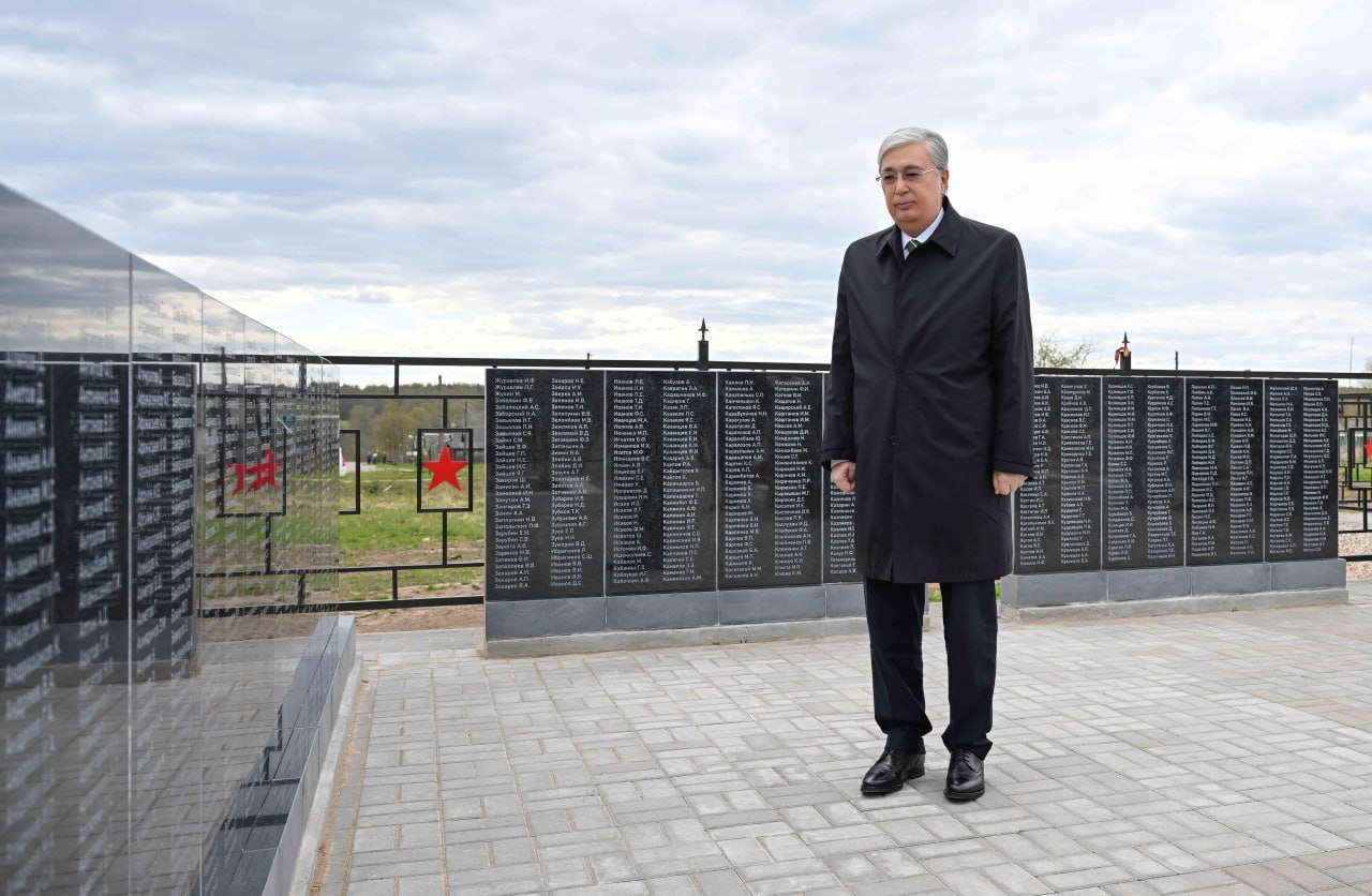 Prezıdent Trýbıno derevnıasyndaǵy baýyrlastar zıratyna gúl shoǵyn qoıdy