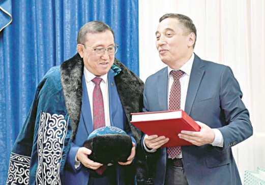 Qalamgerge qurmet kórsetti