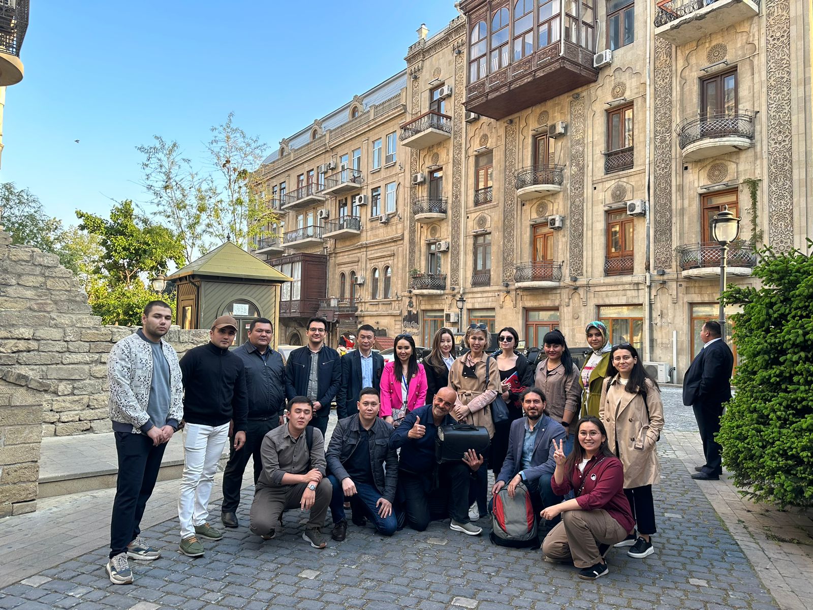 Birinshi qatardyń ortasynda otyrǵan &ndash;  bilgili tarıhshy Fýad Ahýndov