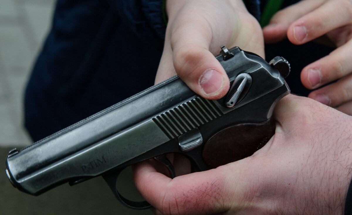 «3 mln utylyp, 4 mln teńge alyp ketti». Oıyn klýbyn oıynshyq qarýmen tonaǵan jigit sottaldy