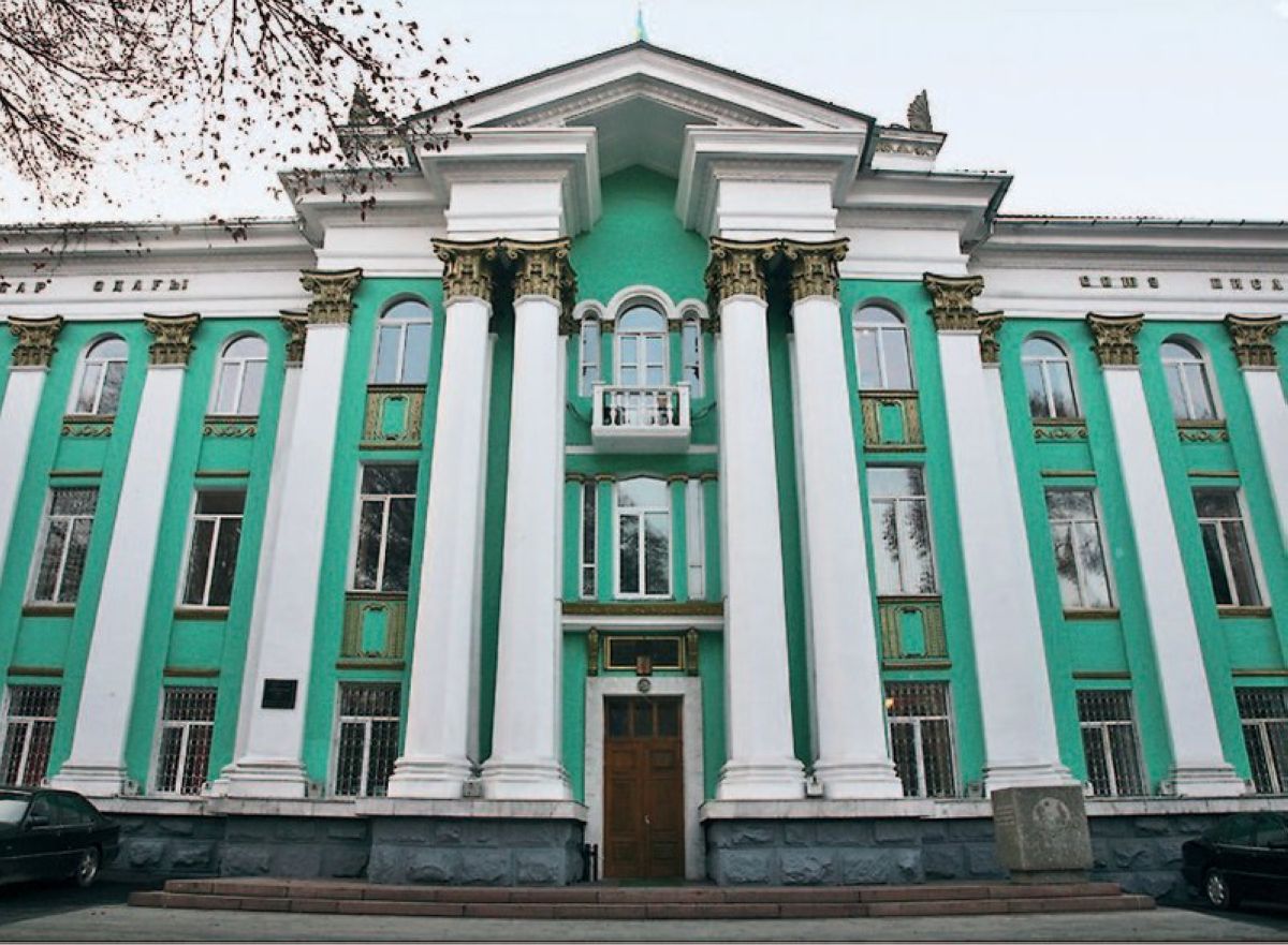 Jazýshylar odaǵyn kimder basqardy?