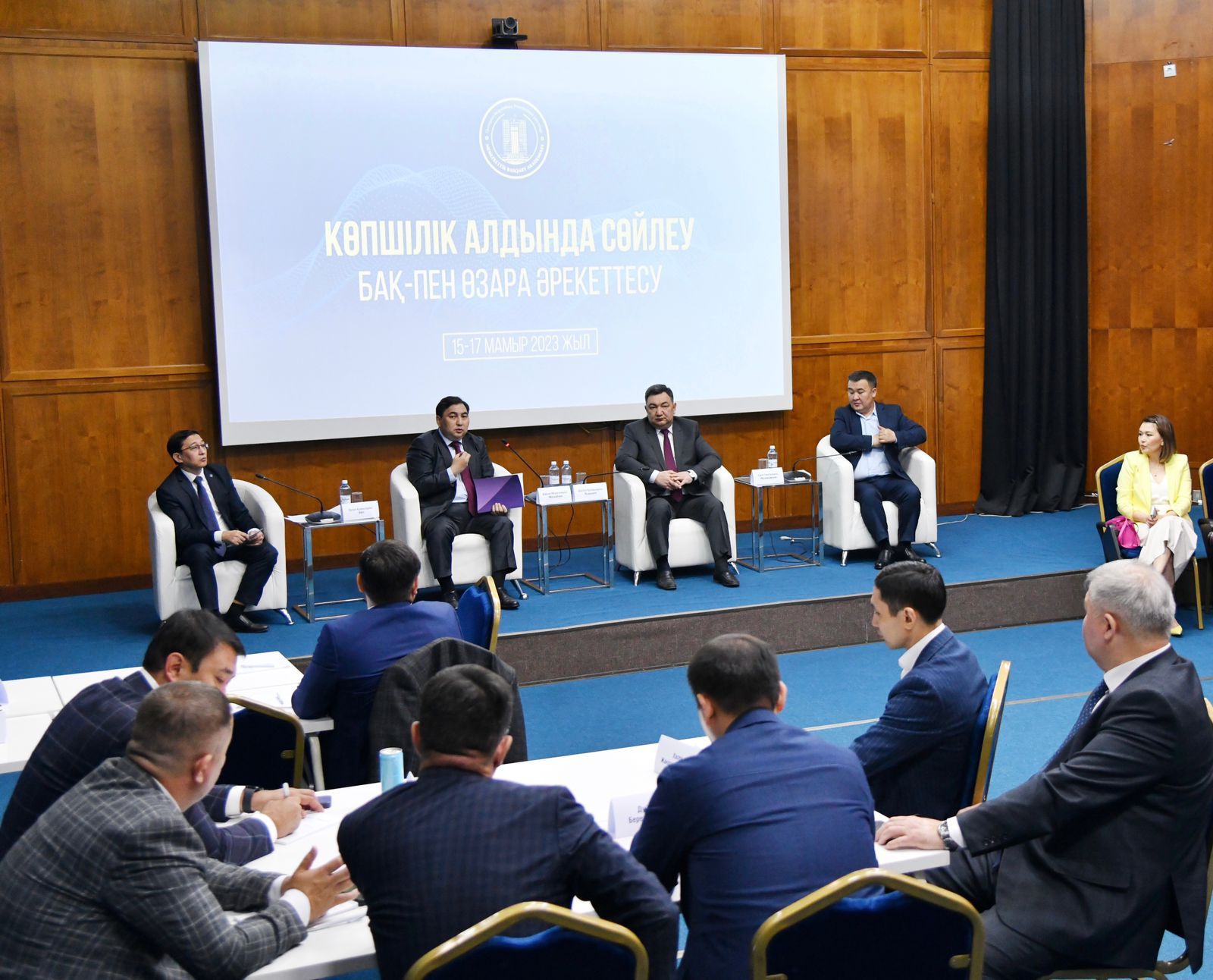 Memlekettik qyzmetshiler kommýnıkatıvtik daǵdylaryn damytyp jatyr