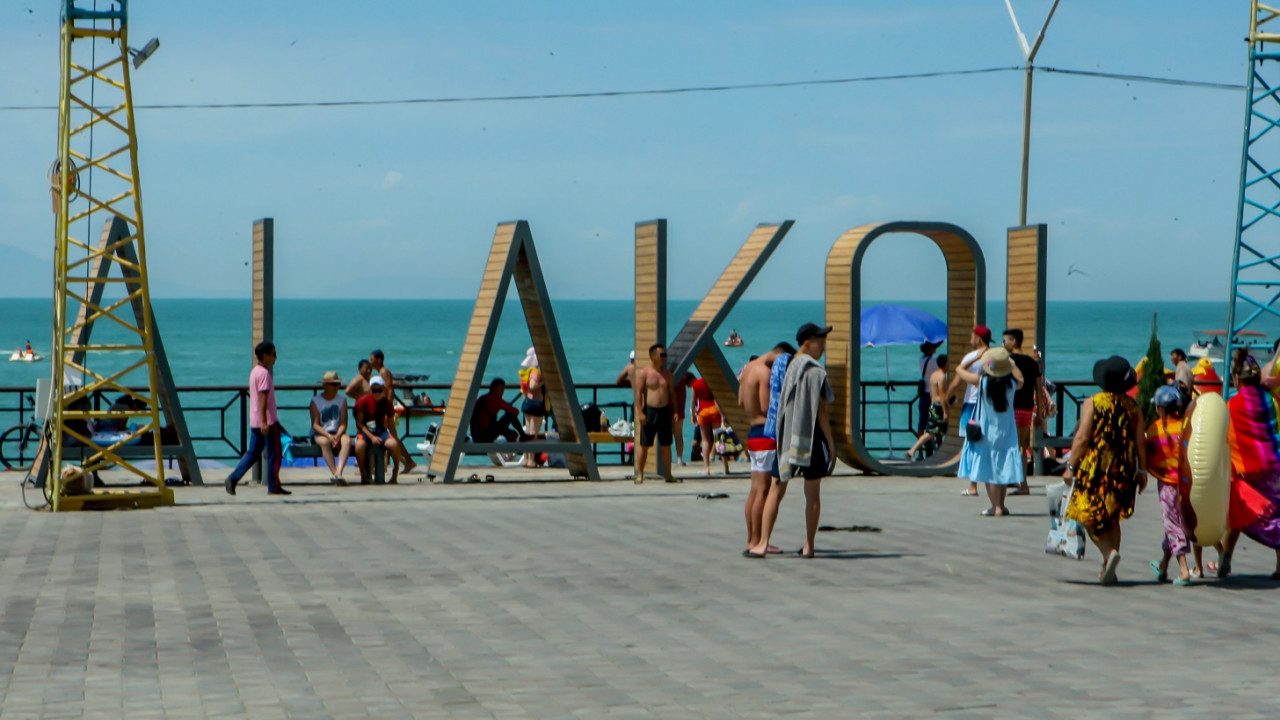 Alakólde týrıstik maýsym qashan bastalady?