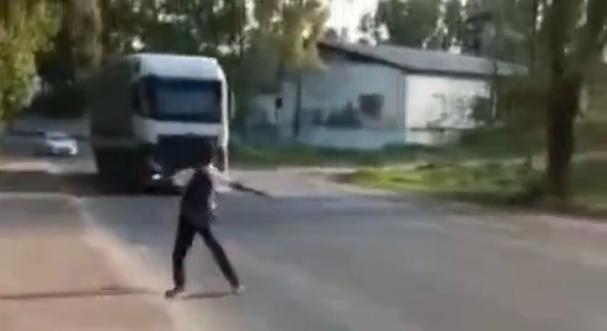 Almaty oblysynda kólik aldyna sekirip oınaǵan oqýshynyń ata-anasy jazalandy