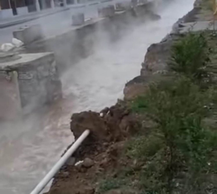 Ekibastuzda jóndelip jatqan qubyrdan ystyq sý atqylap, kósheni basyp qaldy