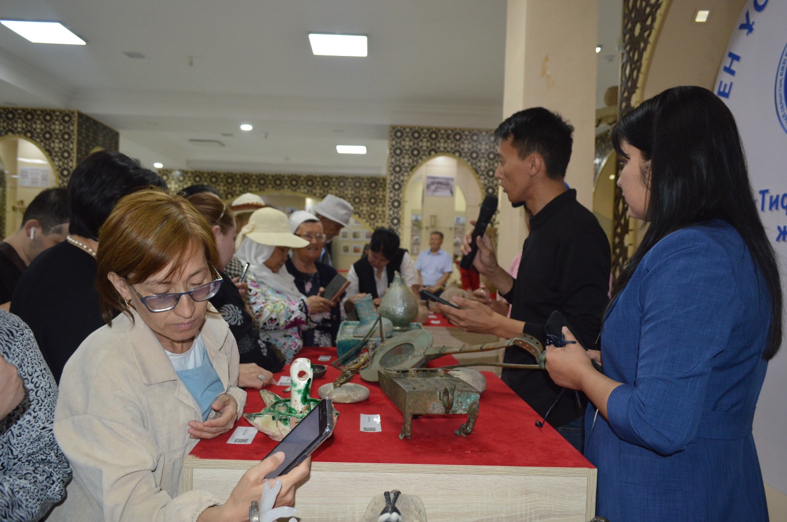 Qolyńmen ustap, júrekpen sezin