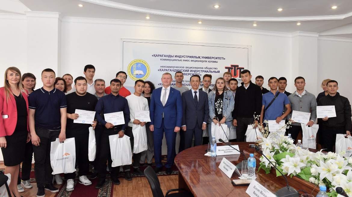 «ArselorMıttal Temirtaý» kompanııasy stýdentterge bilim berý granttaryn bóldi