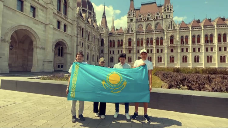 Álem elderi Qazaqstandy Memlekettik rámizder kúnimen quttyqtady