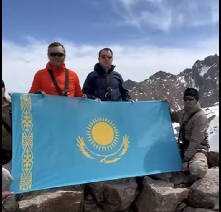 Qazaqtyń týyn shyńǵa shyǵardy