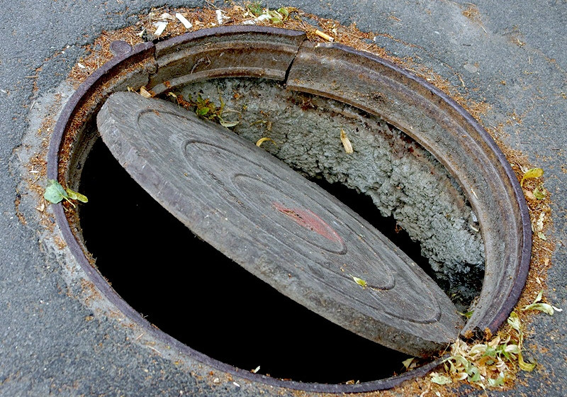 Tobylda eki jasar bala ashyq káriz qudyǵyna qulap ketti