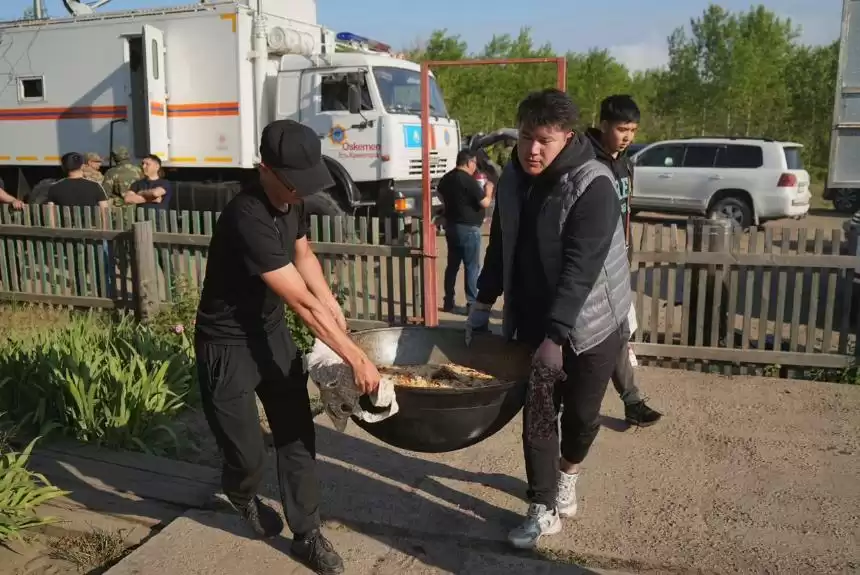 Abaı oblysynyń turǵyndary órt sóndirýshilerge járdemdesti