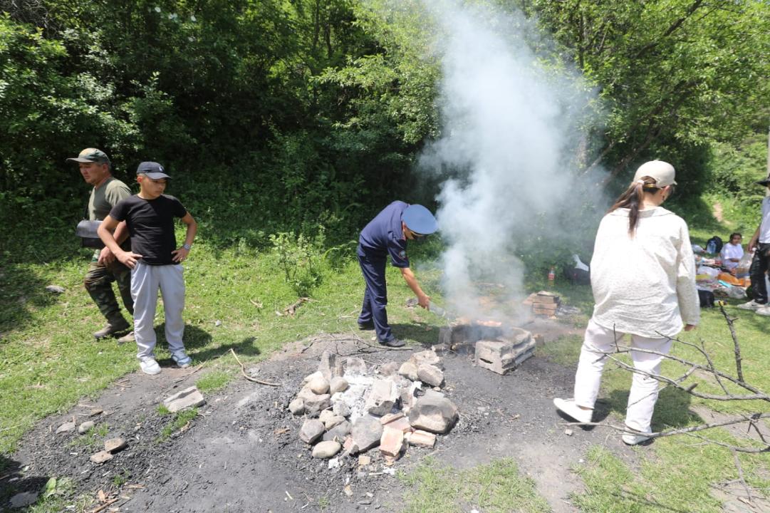 Almaty taýlarynda zańsyz ot tutatqandarǵa aıyppul salyndy