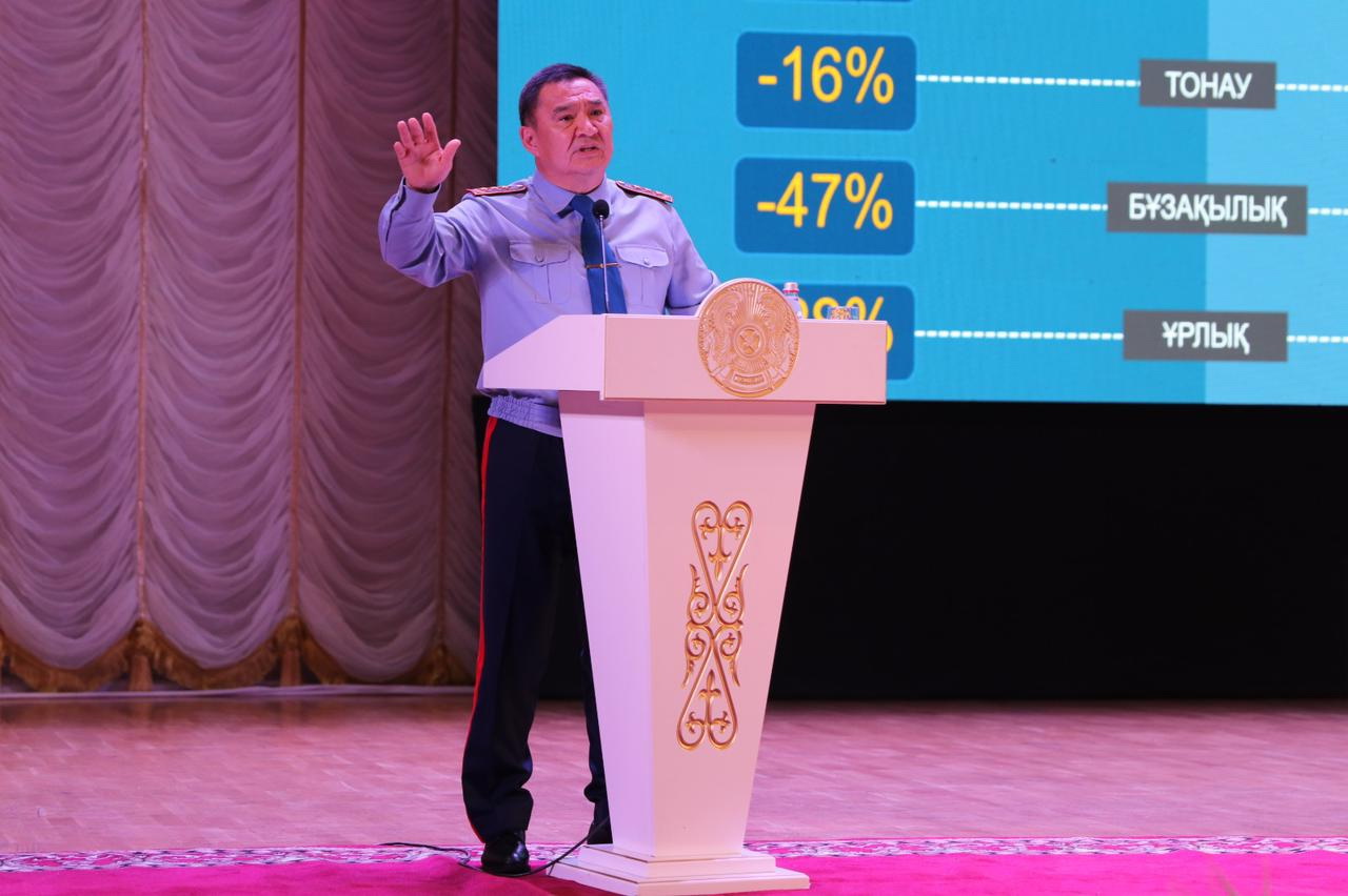 Polısııa mártebesi mınıstrdiń megapolıs turǵyndarymen kezdesýinde talqylandy