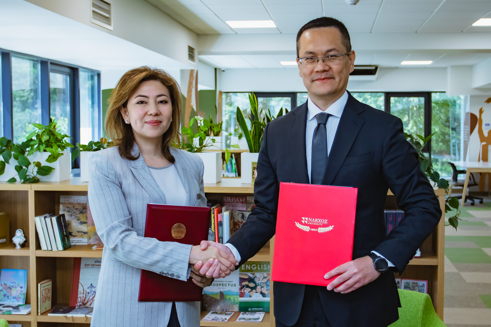 Aktýarıılerdi oqytý jónindegi úshjaqty kelisimge qol qoıyldy